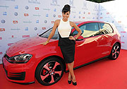 Fernanda Brandao vor dem Golf GTI in TornadoRot